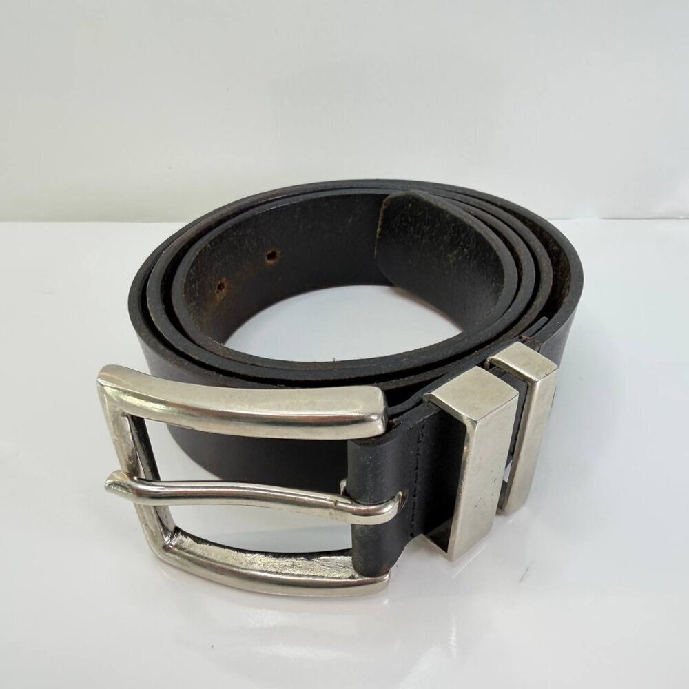Leviโs Genuine Leather Belt โ Classic Black - Size 34-36